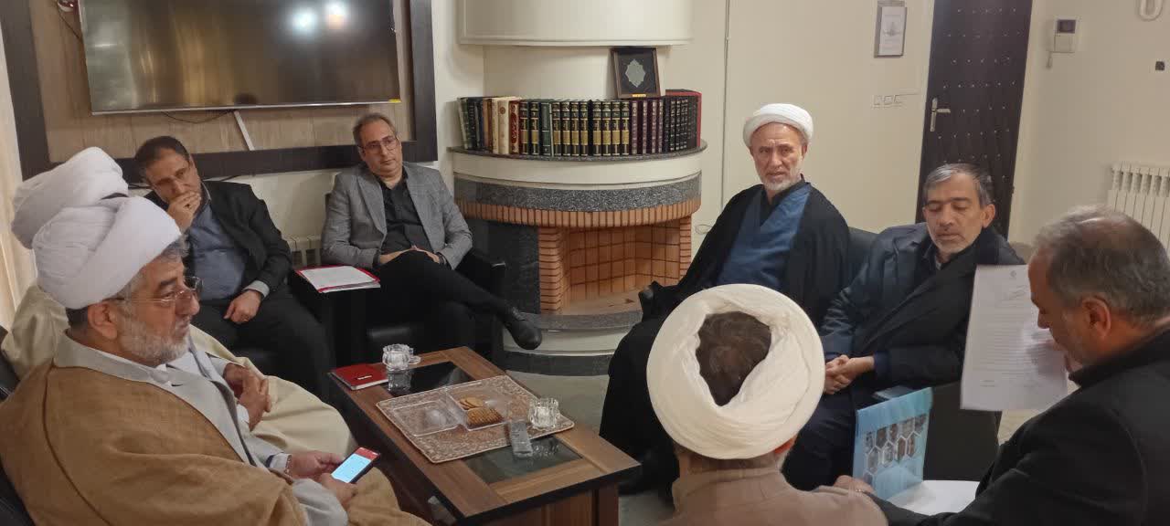 توسعه همکاری در دیدار دانشگاه علوم و معارف قرآن کریم با اوقاف همدان و شهرداری شهرستان ملایر 